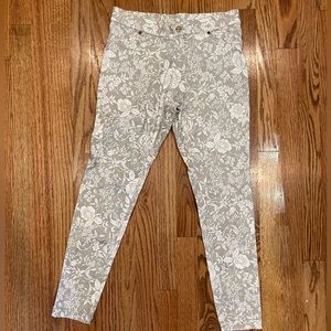 HUE Pull on jeggings- Grey & white floral